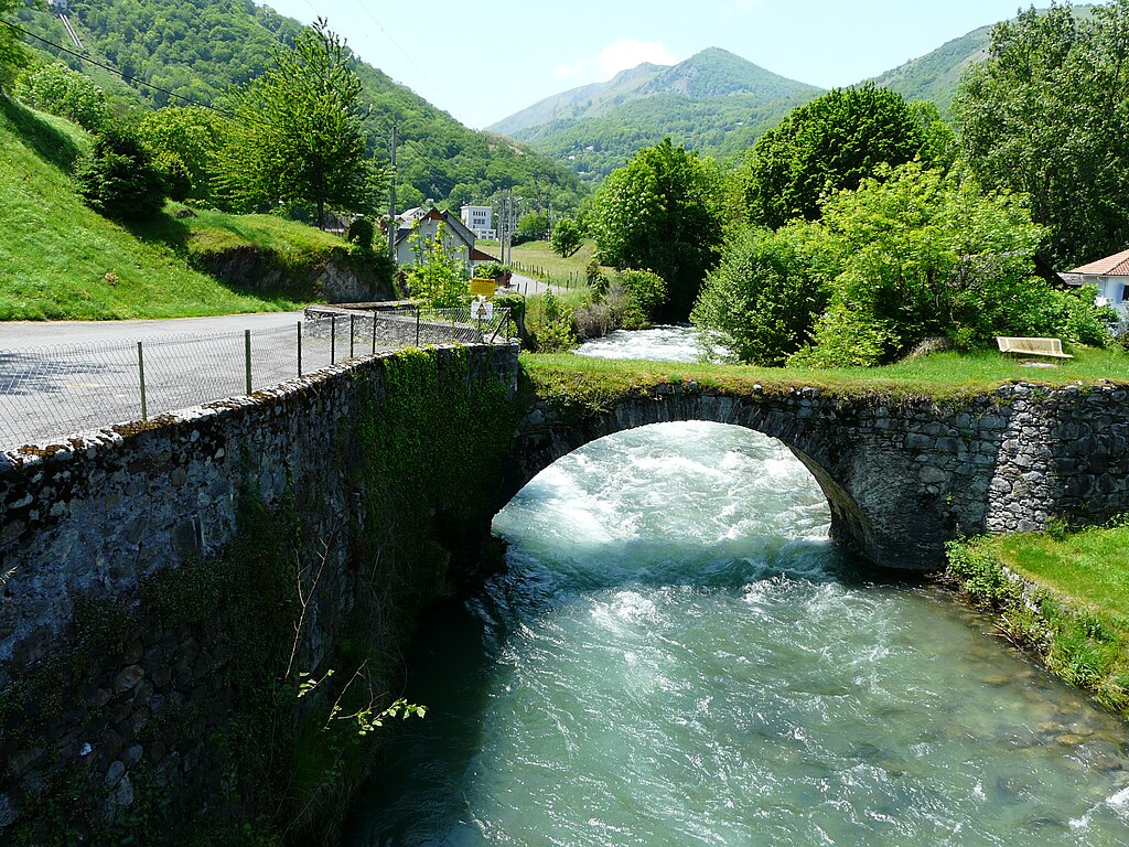 Vieux pont sur le Gave d'Azun