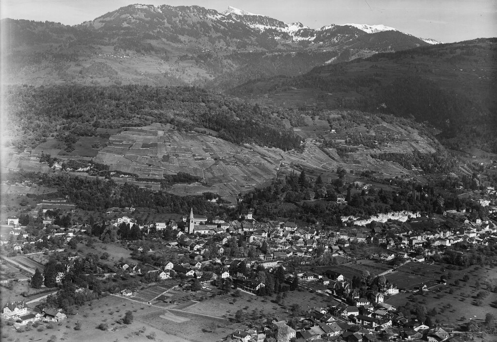 Bex et la colline du Montet en 1952