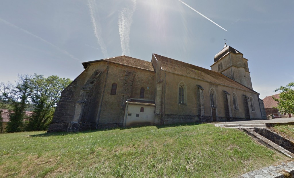 Eglise d'Huanne et sa pierre dans la tour ronde