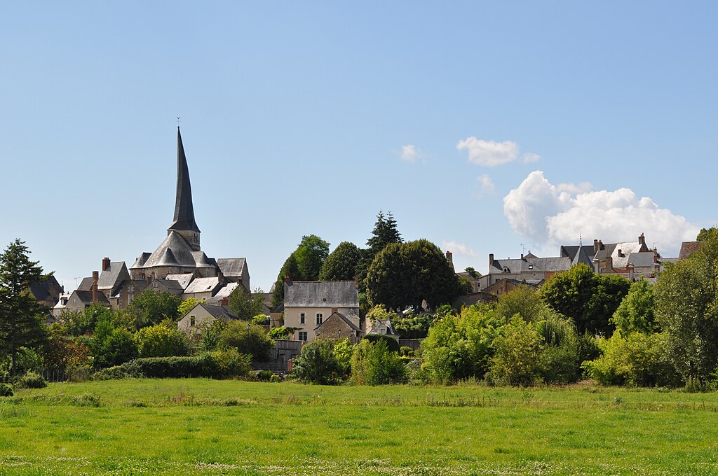 Le clocher tordu de l'église du Vieil-Baugé