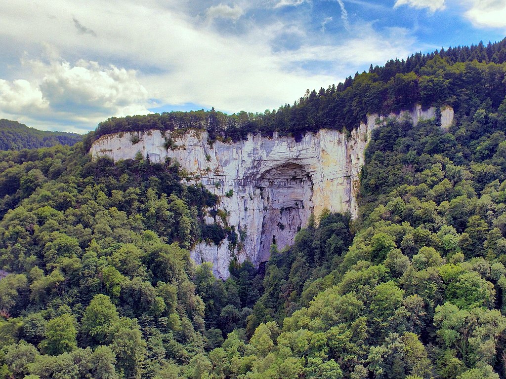 Le porche de la grotte Sarazine