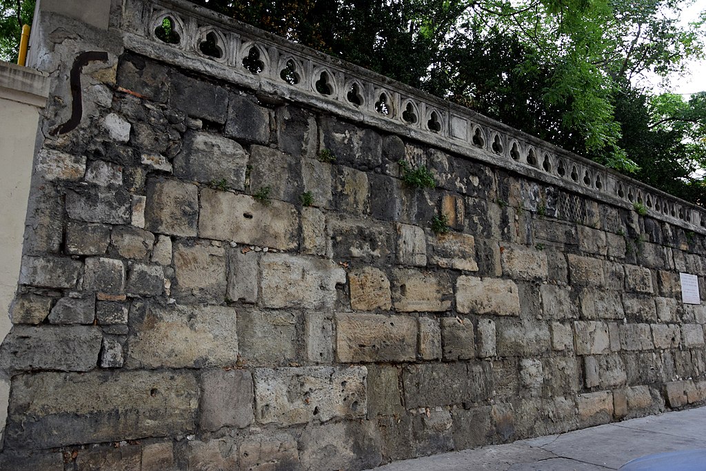 Vestiges des anciens remparts