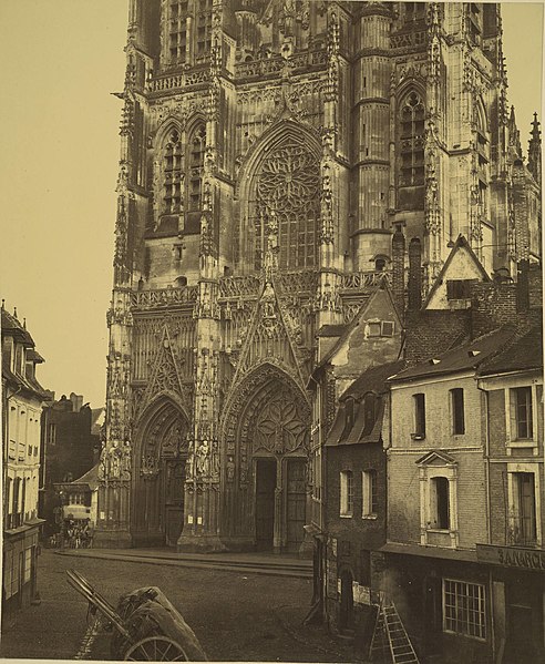 Parvis de la collégiale Saint-Vulfran