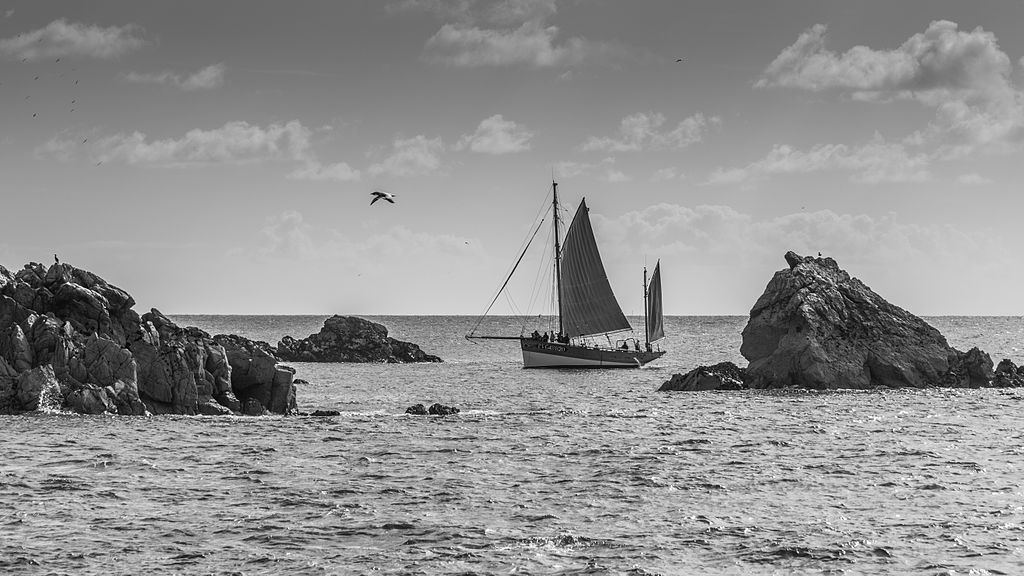 Un bateau naviguant dans les l'archipel des 7 îles