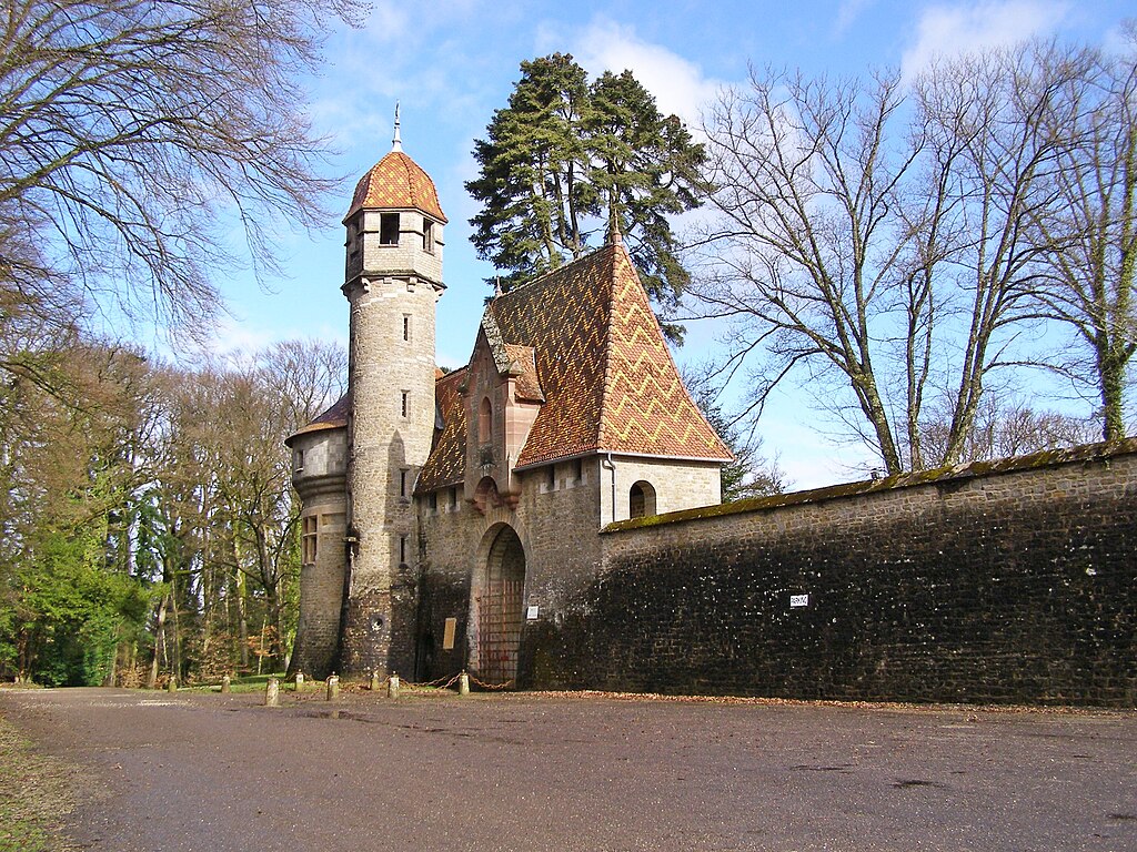 Entrée du château de Bournel avec sa niche