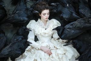 Jeune femme et corbeaux