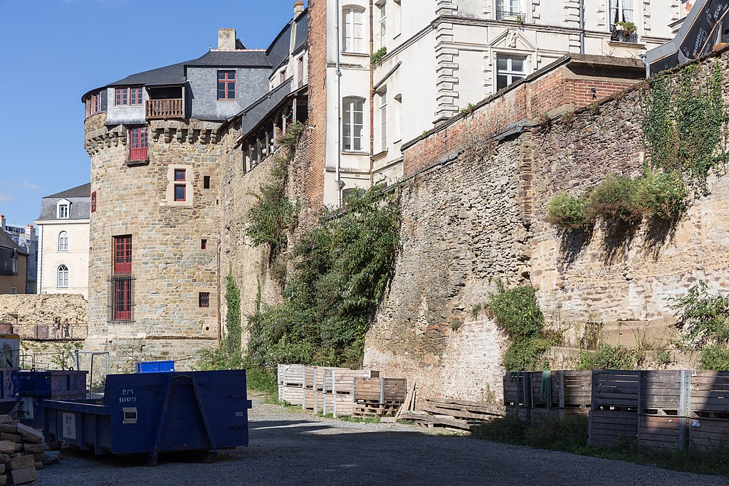 Des remparts et une tour à Rennes (pas la bonne)